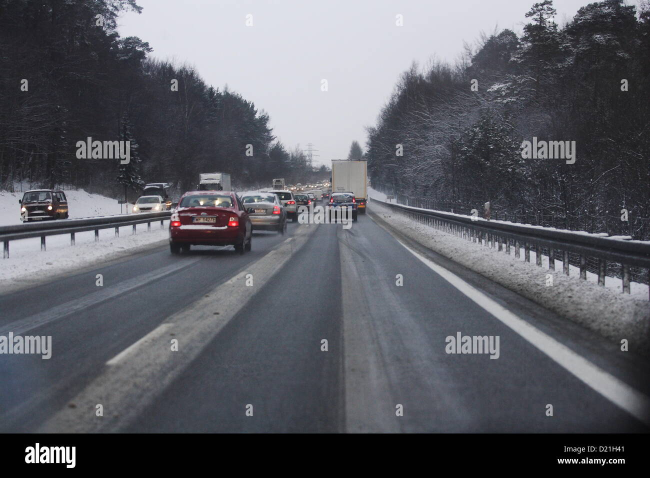 Gdynia, Polonia 11th, Gennaio 2012 Dopo pochi giorni di tempo caldo, l'inverno arriva di nuovo in Polonia. La nevicata ha paralizzato il traffico sulla circonvallazione di Tri-City e Gdynia strade della città. Foto Stock