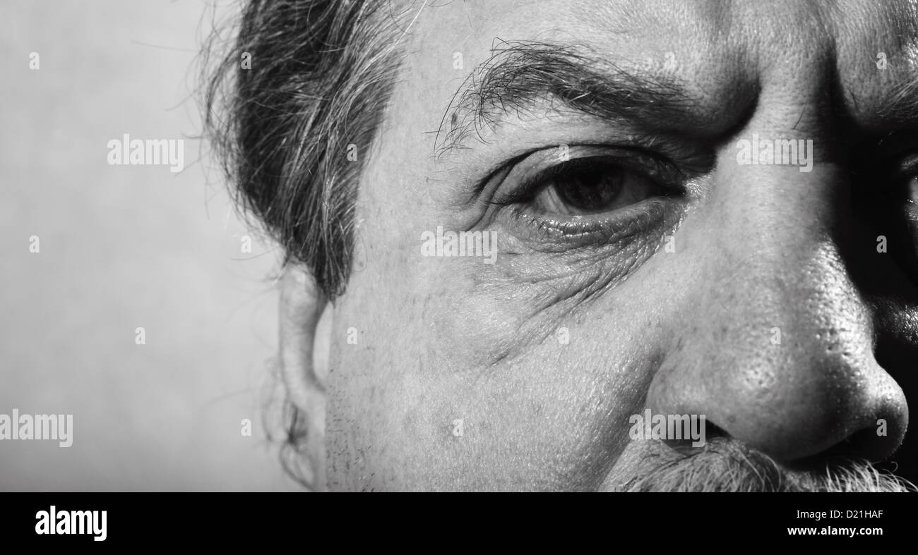 Close up di occhi di uomo di mezza età Foto Stock