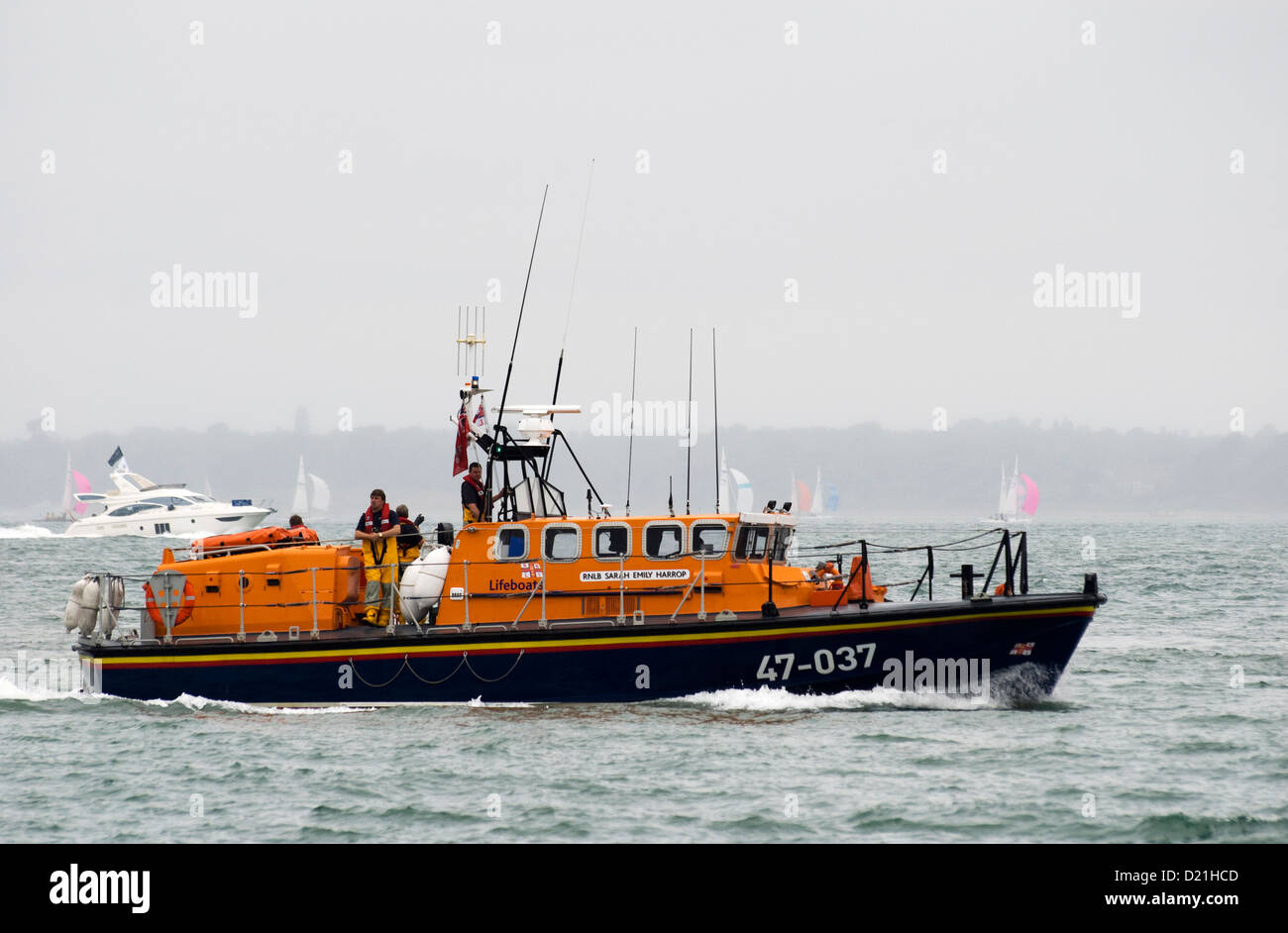 Una scialuppa di salvataggio RNLI off Cowes nell'Isola di Wight durante la Cowes Week Foto Stock