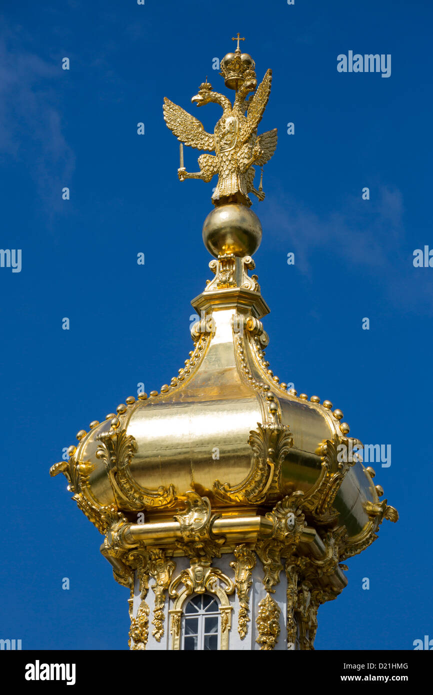 Cupola dorata a Peterhof Palace, San Pietroburgo, Russia, Europa Foto Stock
