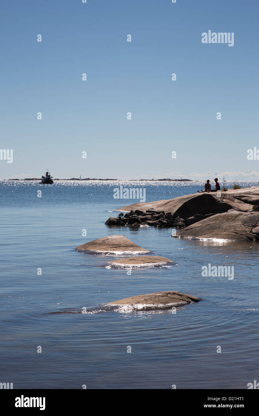 Persone relax sulle rocce, Hanko, Finlandia meridionale, Finlandia, Europa Foto Stock