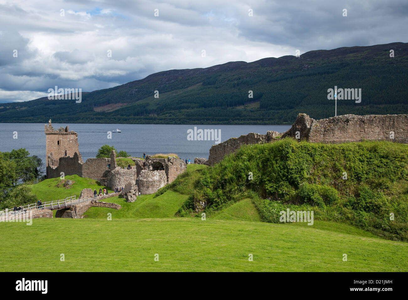 Rovine del Castello di Urquhart sul bordo del lago di Loch Ness, vicino a Drumnadrochit, Inverness-shire, Highland, Scotland, Regno Unito Foto Stock
