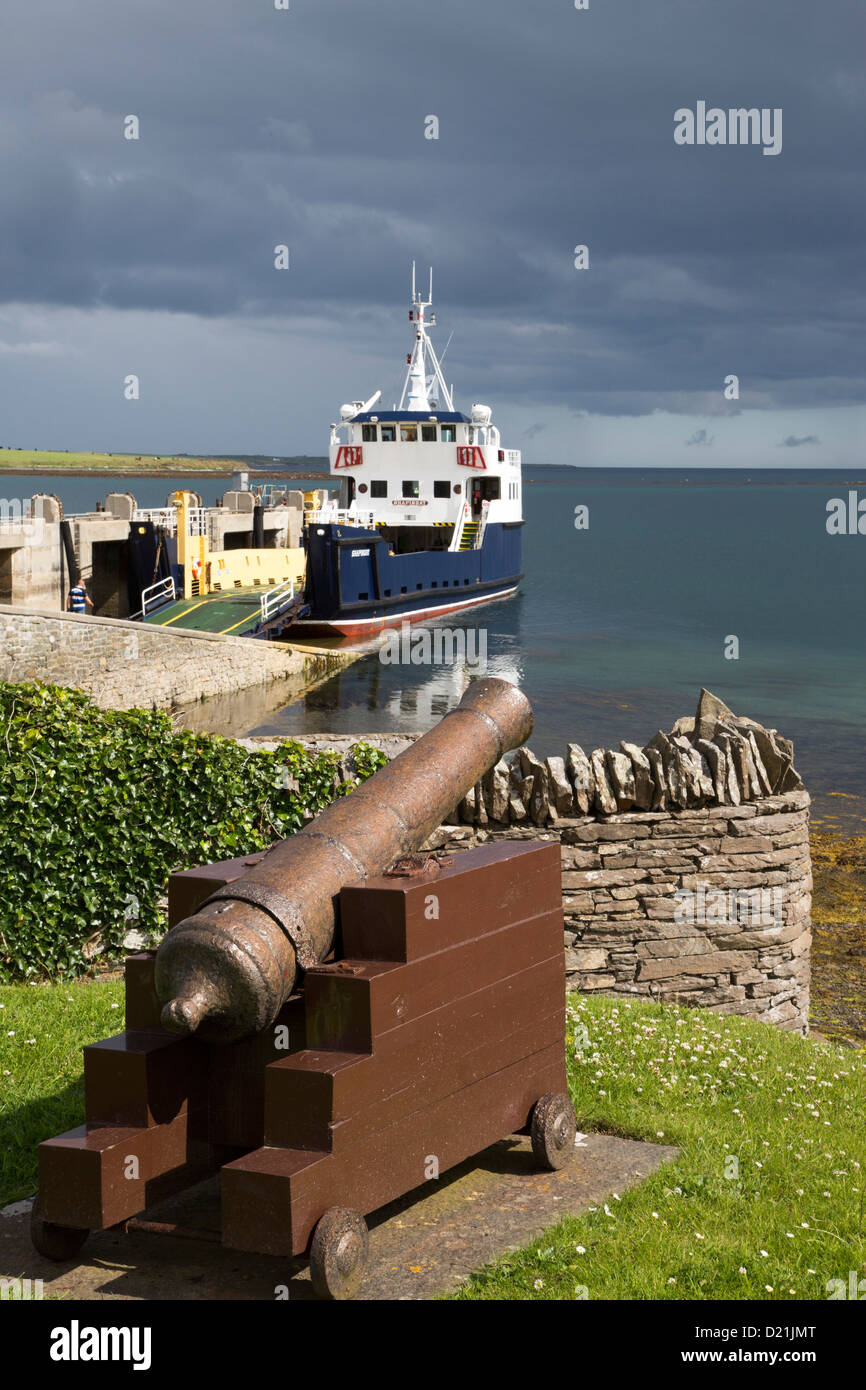 Il vecchio cannone e veicolare del traghetto da Shapinsay isola a Kirkwall, Shapinsay Isola, Orkney Islands, Scotland, Regno Unito Foto Stock