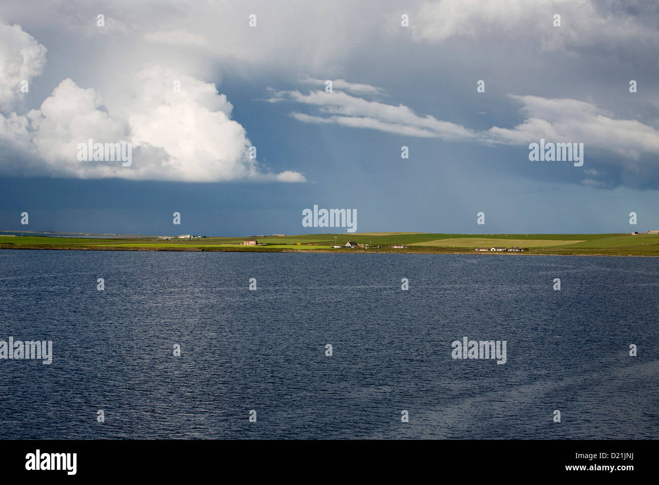 Costa e nuvole di tempesta, Kirkwall, Orkney Islands, Scotland, Regno Unito Foto Stock