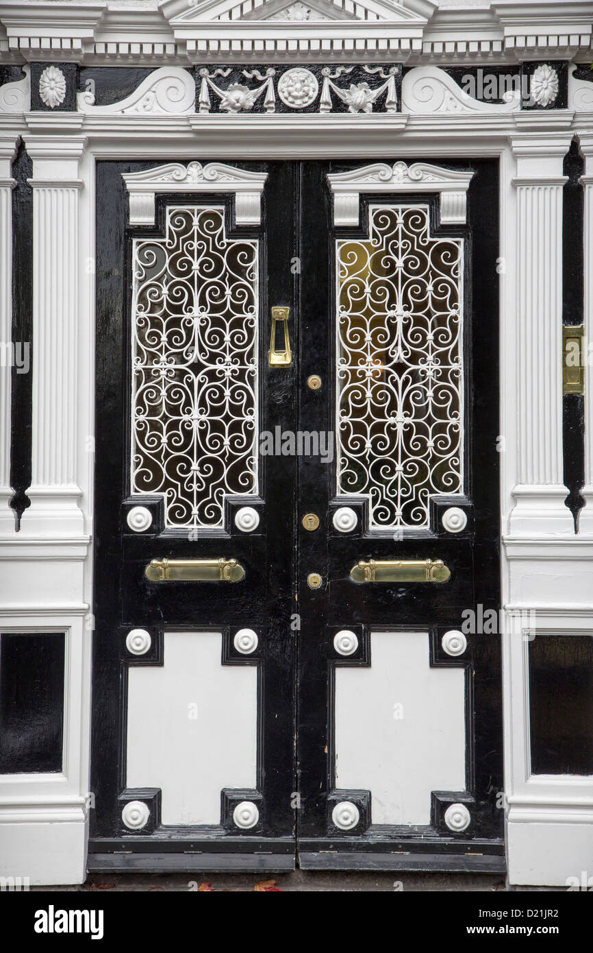 Marrone scuro e porta griglia con ornamento di bianco, Kings porta, Dublino, County Dublin, Irlanda Foto Stock
