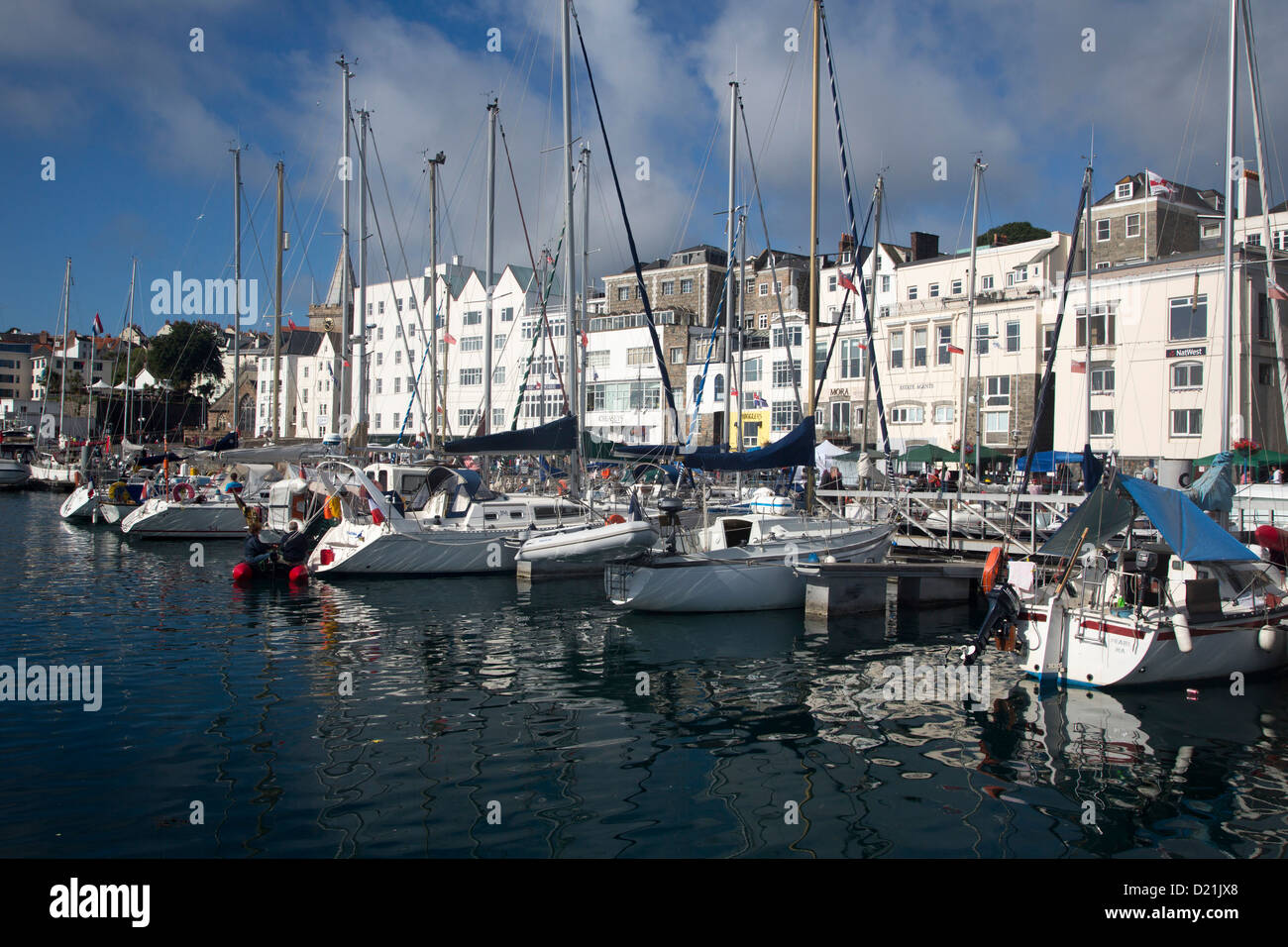 Barche a vela in Victoria Marina, a St Peter Port Guernsey, Isole del Canale, Inghilterra, British Crown dipendenze Foto Stock