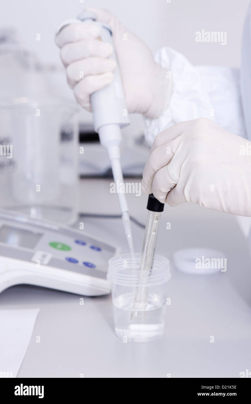 In Germania, in Baviera, Monaco di Baviera, scienziato misurando il valore del pH in laboratorio Foto Stock