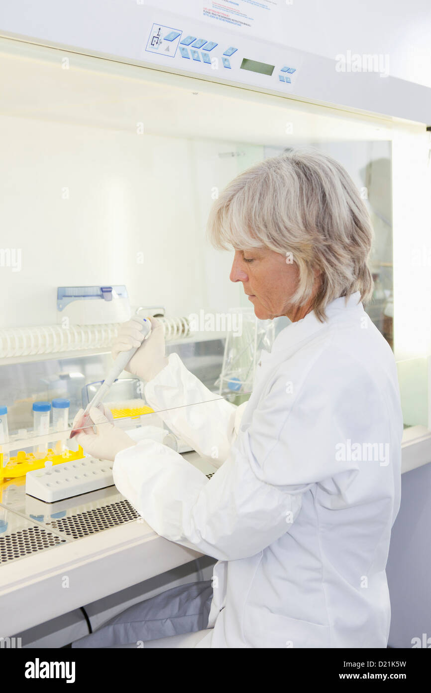 In Germania, in Baviera, Monaco di Baviera, scienziato alla ricerca di sangue in laboratorio Foto Stock