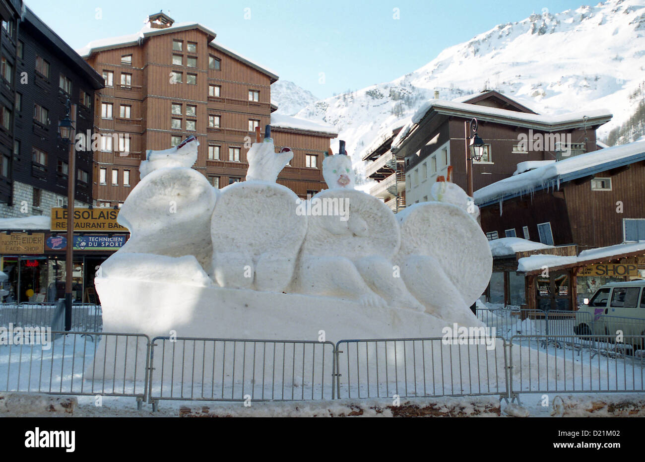 "2000" scultura di neve il primo giorno del nuovo millennio il 1° gennaio 2000 francesi nella località sciistica della Val d'Isere. Foto Stock