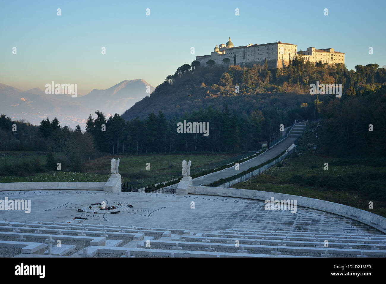 Cassino. L'Italia. Vista dell'Abbazia di Montecassino dal polacco - Cimitero di guerra. Foto Stock