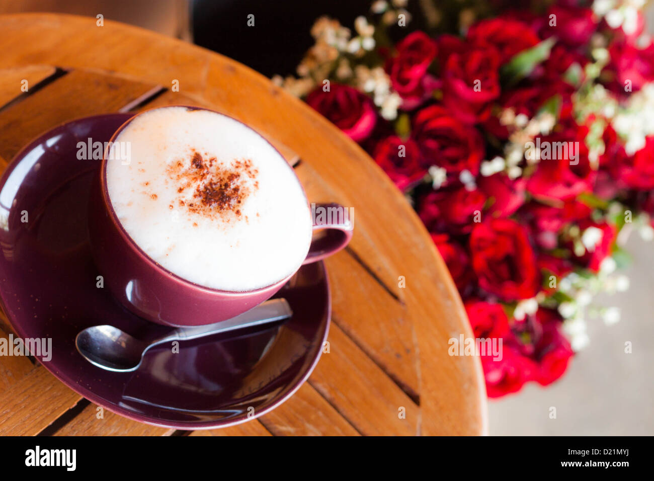 Colazione romantica caffè e red rose Foto Stock