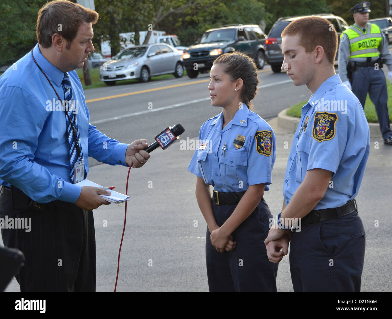 Un reporter interviste due cadetti di polizia a un funerale per un poliziotto in Beltsville, Maryland Foto Stock