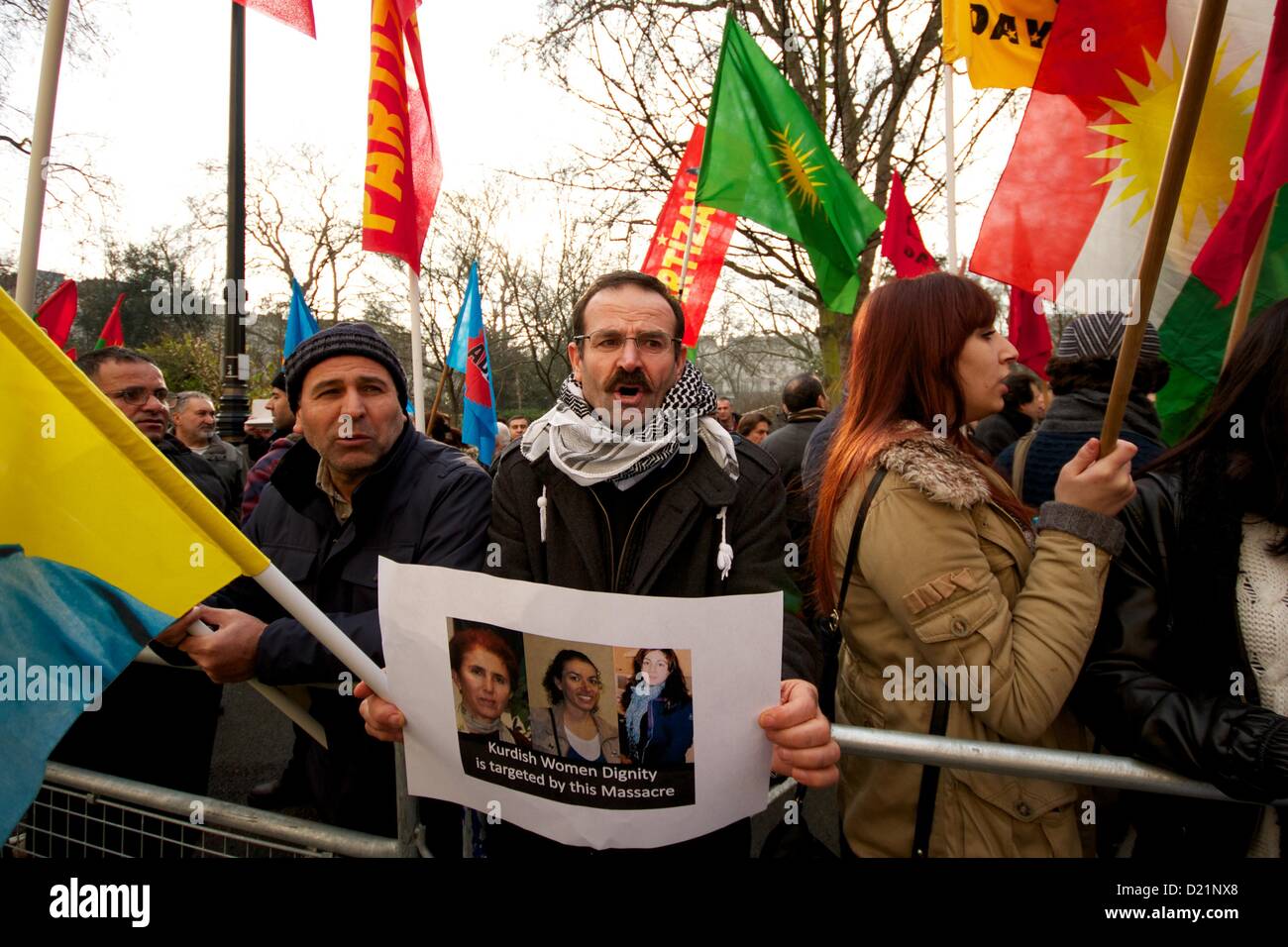 Londra, Regno Unito. 11 gennaio 2013. I membri di Londra la comunità curda tenere una protesta al di fuori dell'Ambasciata turca a Londra oltre l'assassinio di tre attivista turco questa settimana a Parigi. Le autorità francesi hanno descritto gli omicidi come un 'assassinio'. George Henton / Alamy Live News. Foto Stock