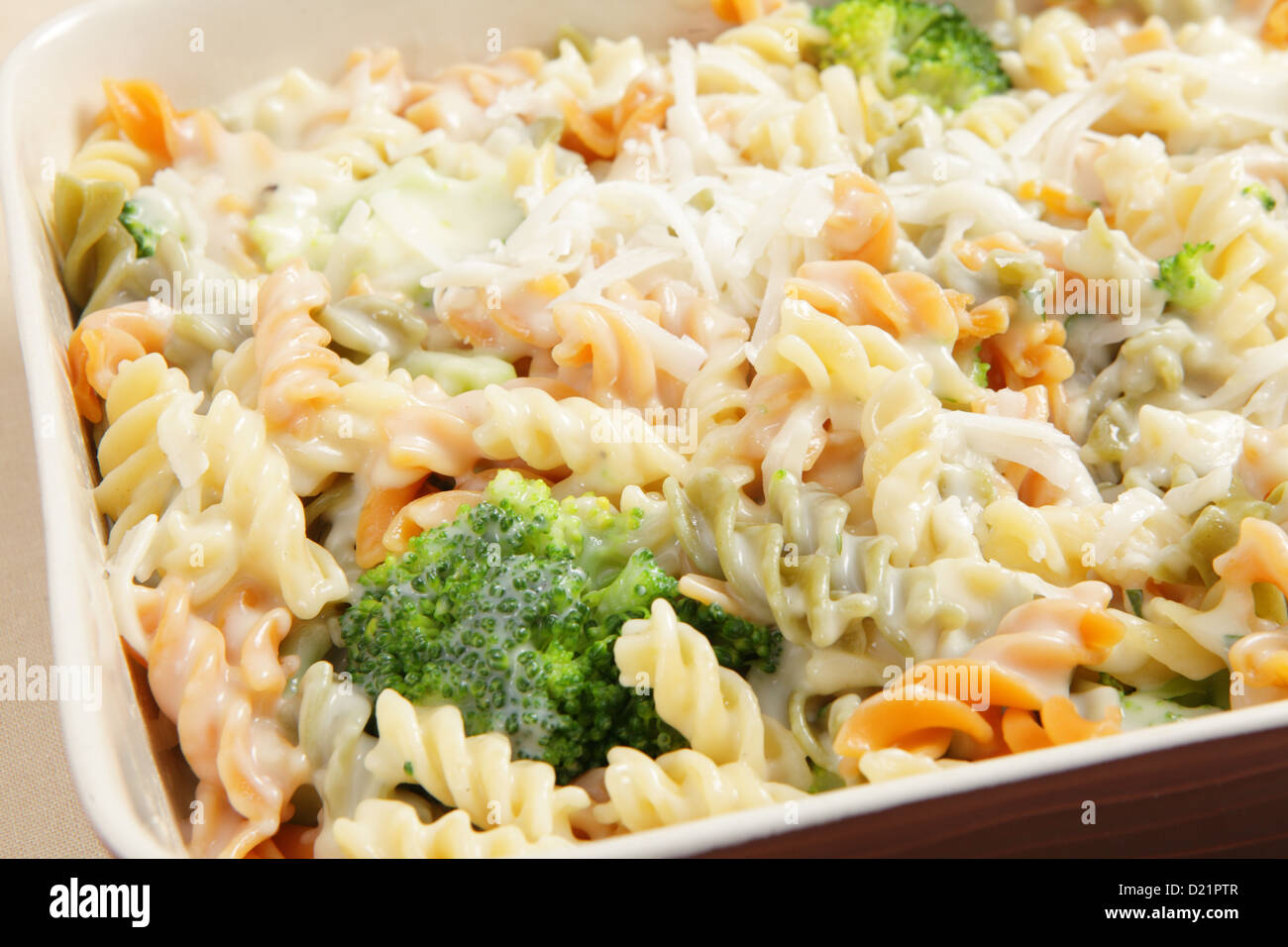 Forno-ready e broccoli fusilini cuocere la pasta, con una cremosa salsa besciamella e condito con parmigiano grattugiato Foto Stock