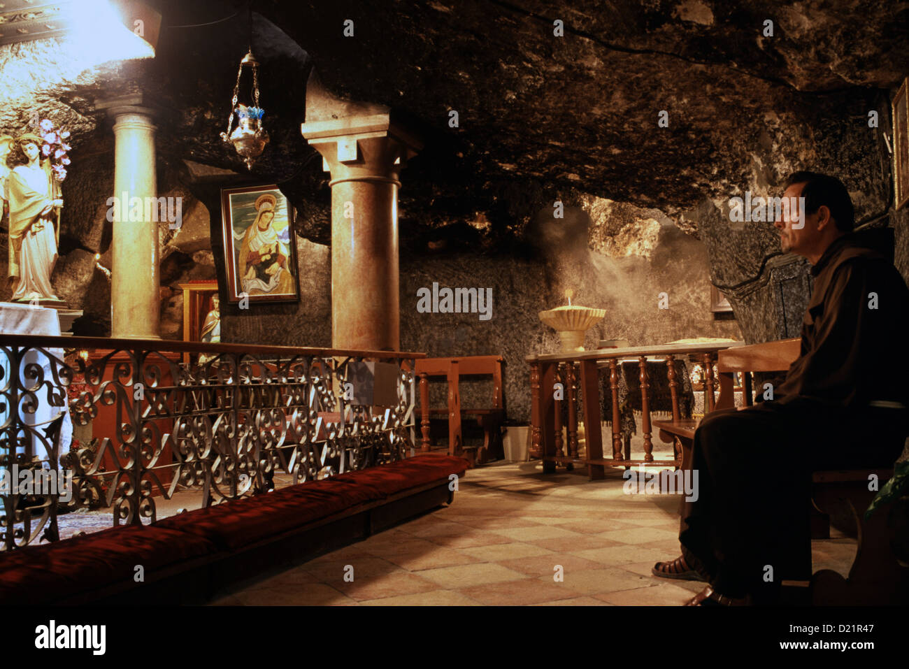 Il frate francescano si trova all'interno della cappella della Grotta del latte detta anche Grotta della Madonna costruita intorno alla grotta in cui secondo la leggenda la Vergine si rifugiarono per allattare il bambino Gesù. Le pietre scure presumibilmente bianchi come poche gocce di vergini latte li ha toccato nella città di Betlemme in Cisgiordania, Territori palestinesi e Israele Foto Stock