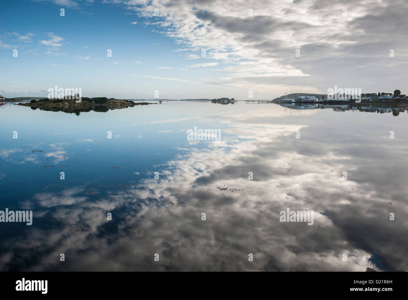 Il Cloud riflessioni in Whiterock Bay, Strangford Lough, Co Down, Irlanda del Nord. Foto Stock