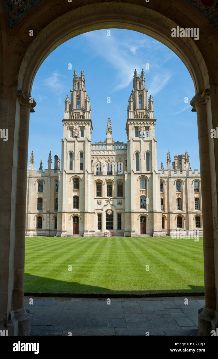 Nord quad, tutte le anime College, da Hawksmoor, Università di Oxford. visto da di catte Street, Oxford, England, Regno Unito Foto Stock