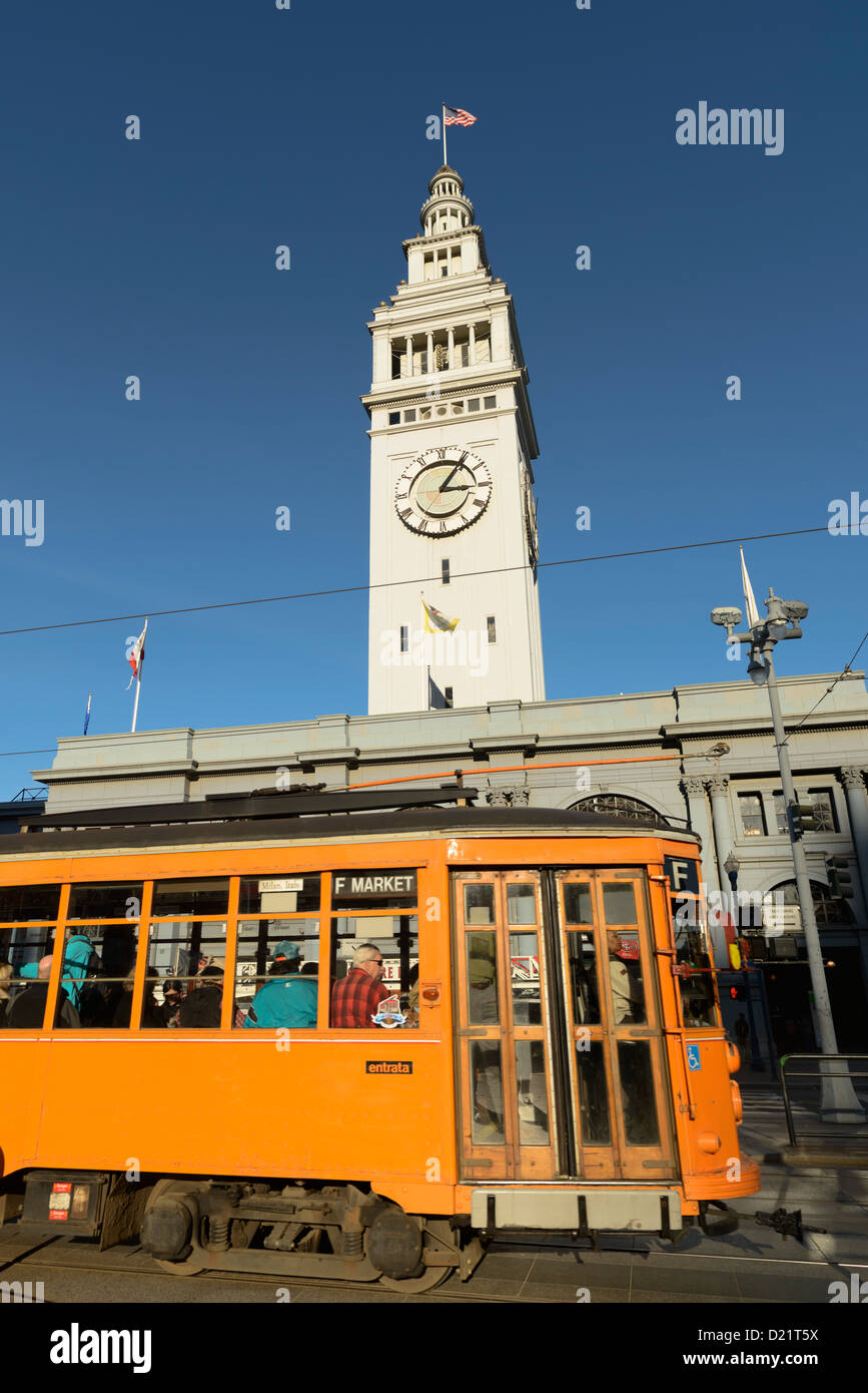 Il tram che passa di fronte al Terminal Traghetti edificio a Embarcadero, San Francisco, California, Stati Uniti d'America Foto Stock