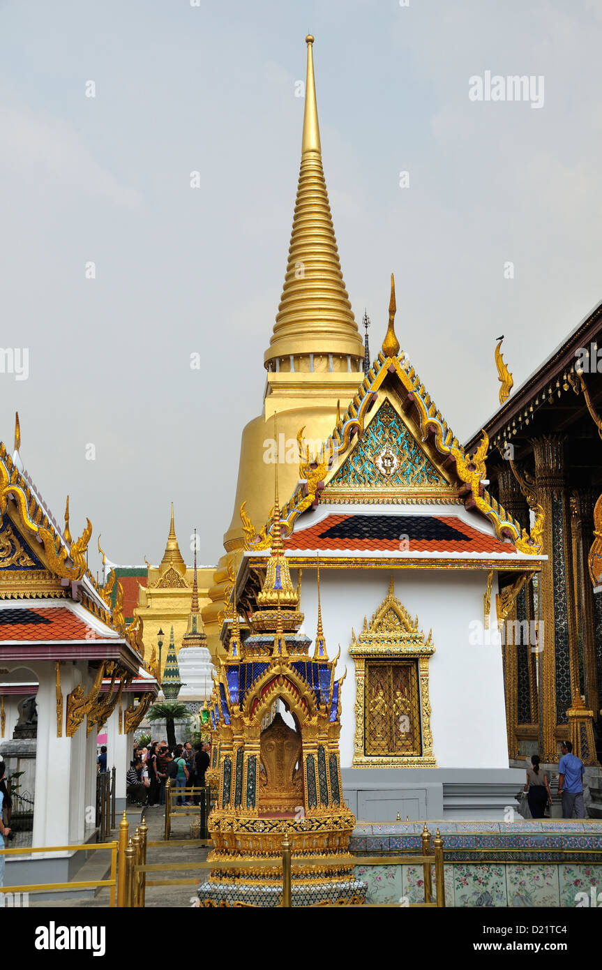 Phra Sri Rattana Chedi, Wat Phra Kaew, Bangkok, Thailandia, Asia Foto Stock