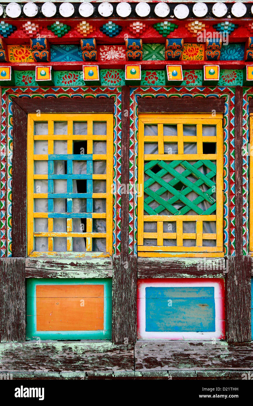 Una decorazione a finestra in legno a Pemmayangtse Monastero di ortografia, Sikkim, India. Foto Stock