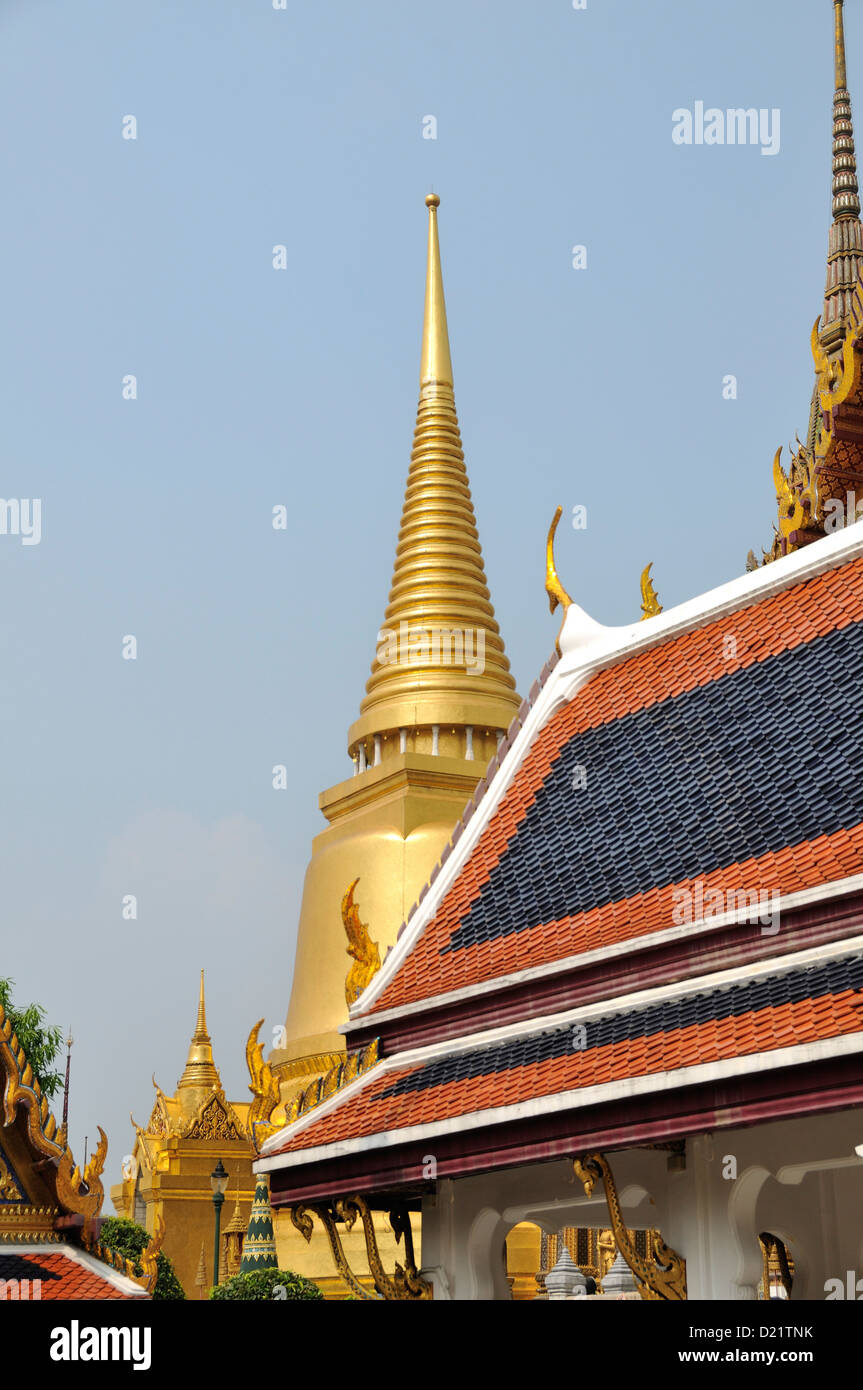 Phra Sri Rattana Chedi, Wat Phra Kaew, Bangkok, Thailandia, Asia Foto Stock