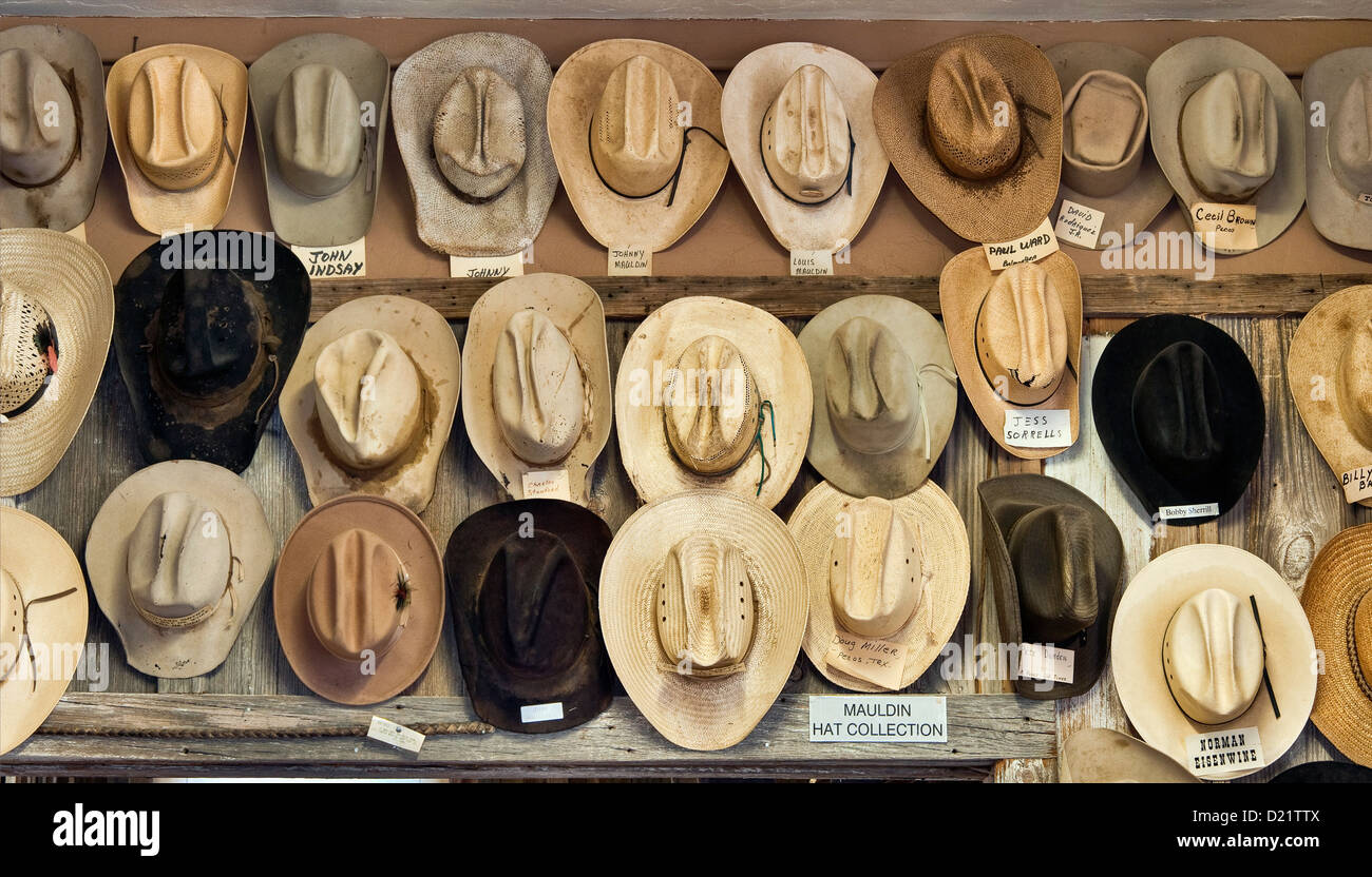 Cappelli da cowboy identificati con i nomi dei proprietari al rodeo e Brand  stanza a ovest del Pecos Museum di Pecos, Texas, Stati Uniti d'America Foto  stock - Alamy
