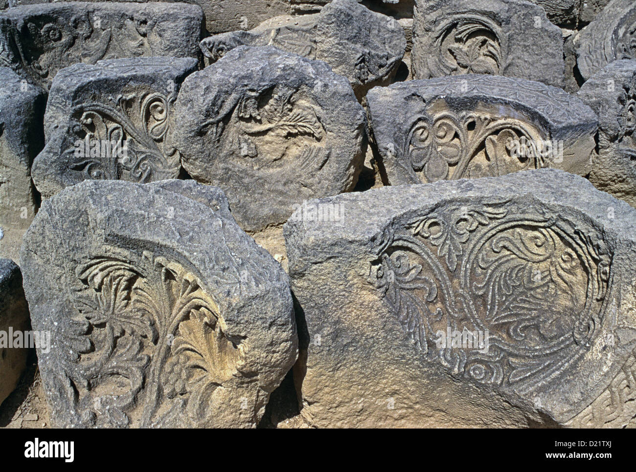 Antichi bassorilievi in Khirbat al-Mafjar popolarmente noto come il Palazzo di Hisham un precoce islamica sito archeologico vicino a Gerico, in Cisgiordania Israele Foto Stock