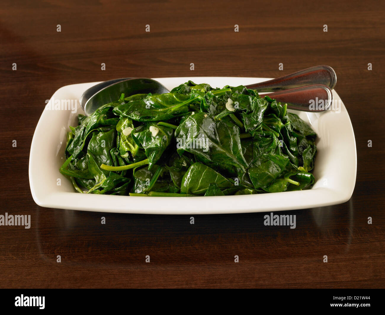 Gli spinaci stir fry con aglio Foto Stock