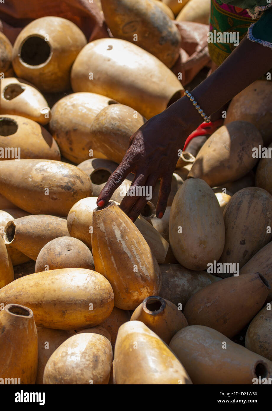 Calabashes venduto su un mercato, Bati, Amhara Region, Etiopia Foto Stock