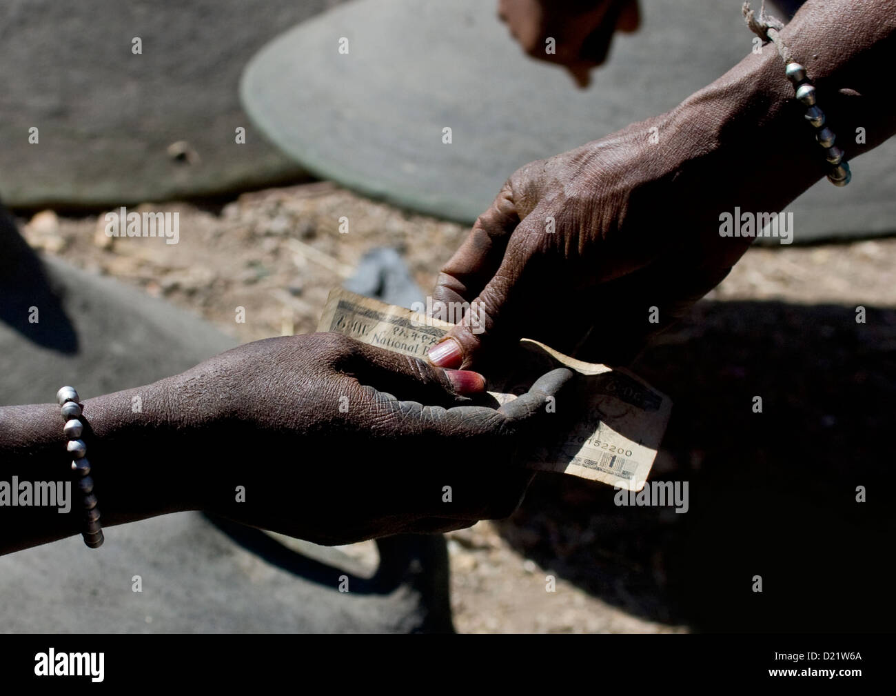 Donna di pagare un venditore, Bati, Amhara Region, Etiopia Foto Stock
