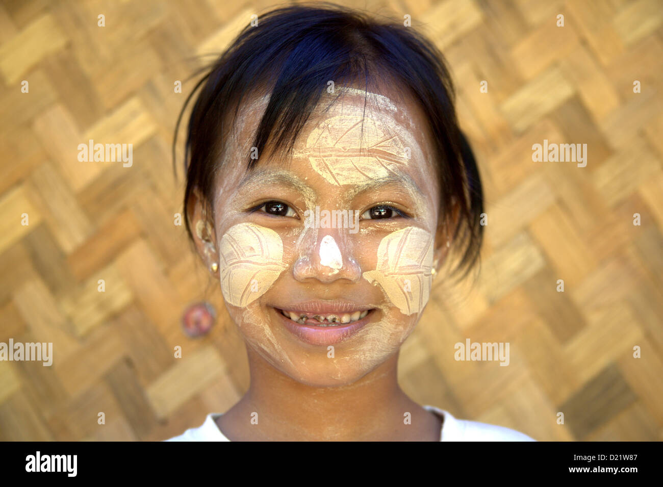 Bella ragazza birmano con tanaka a Bagan,,MYANMAR Birmania Foto Stock