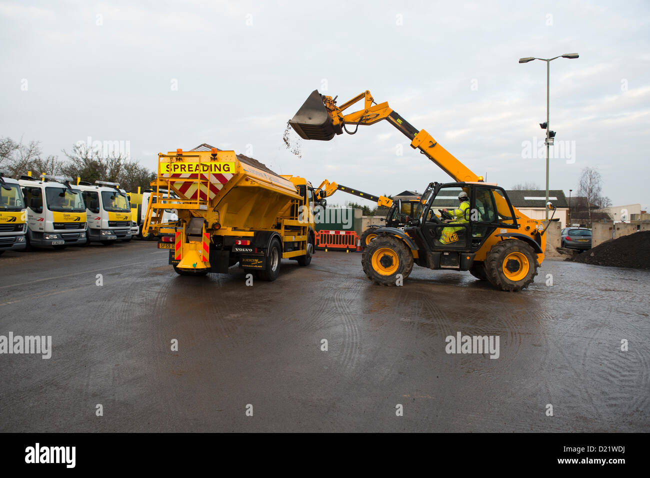 Essex Autostrade depot a Springfield, Chelmsford. Uno dei molti gritters viene caricata da 4000 tonnellate di salgemma memorizzati in corrispondenza del magazzino centrale in Essex. Il gritters sarà voce fuori in Essex strade più tardi questa sera in preparazione per la neve e il ghiaccio che è stato meteo per arrivare nei prossimi giorni. Credito: Allsorts Stock Photo / Alamy Live News Foto Stock