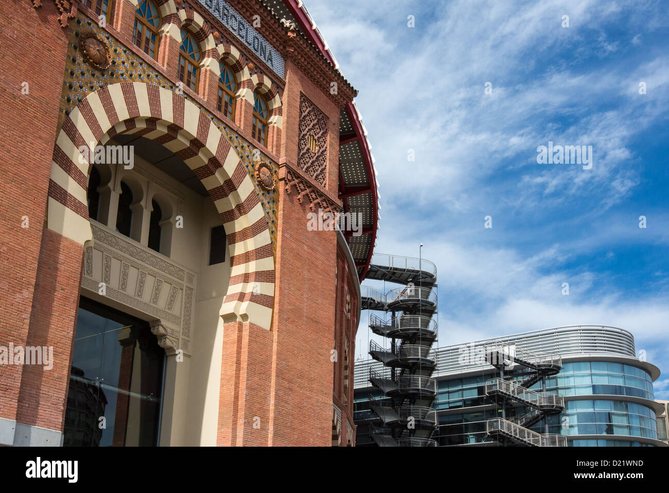 Spagna, Barcellona, arene, antica plaza de toros (corrida) convertito in centro commerciale dall'architetto Richard Roger Foto Stock