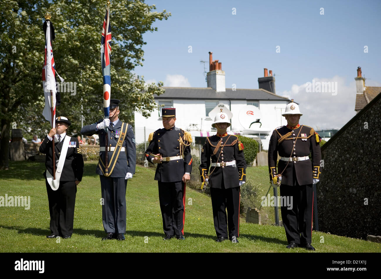 Una linea di personale militare in abiti cerimoniali a un funerale militare nel Regno Unito. Foto Stock