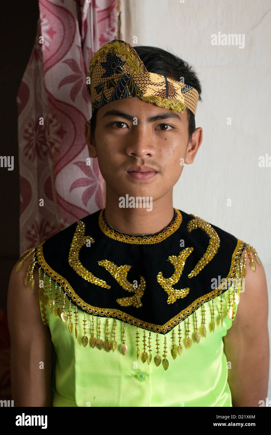 Costume tradizionale indonesiano immagini e fotografie stock ad alta  risoluzione - Alamy