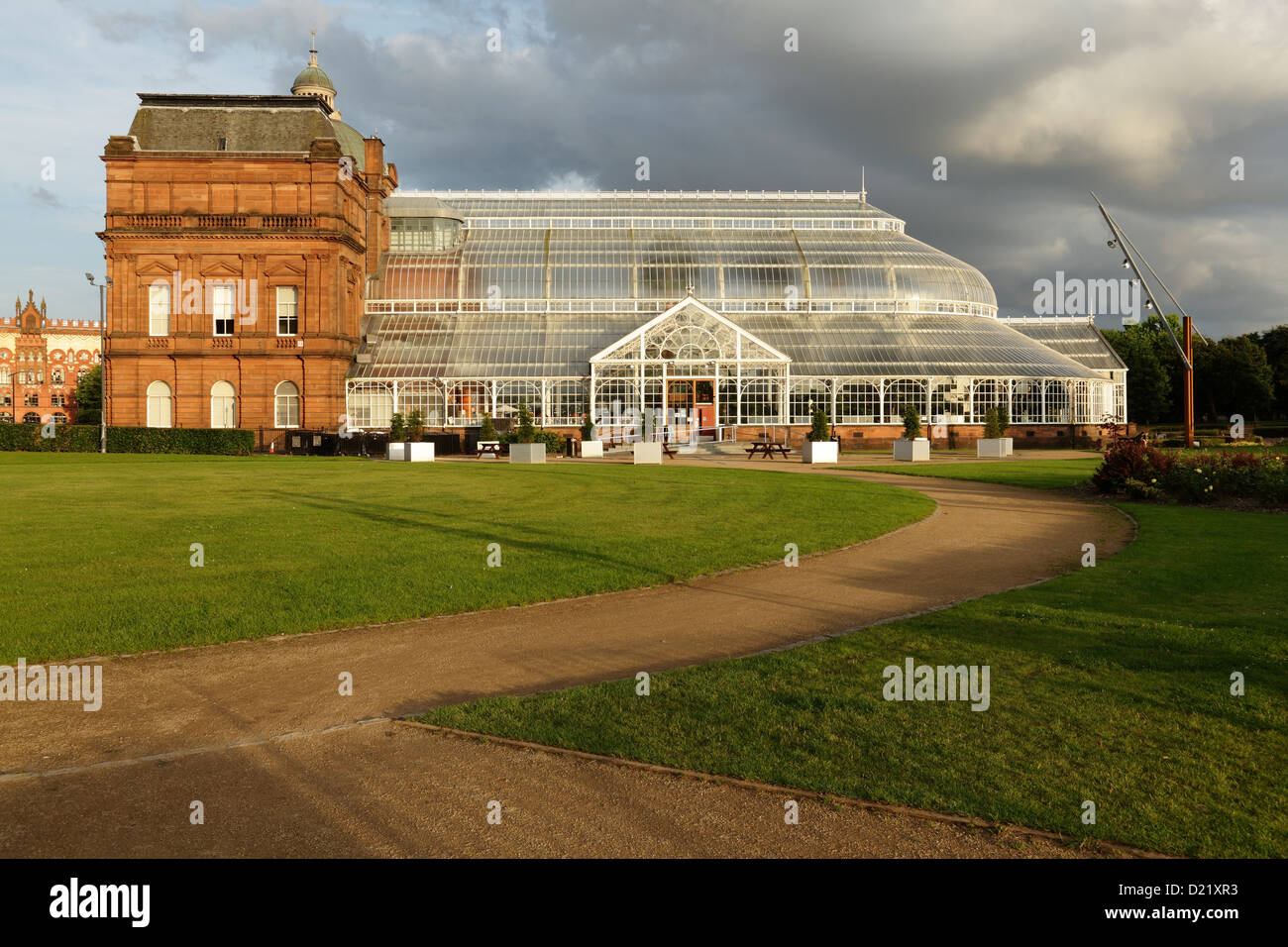 Il Giardino d'Inverno Vittoriano annesso al Museo del Palazzo del Popolo su Glasgow Green nell'East End, Scozia, Regno Unito Foto Stock