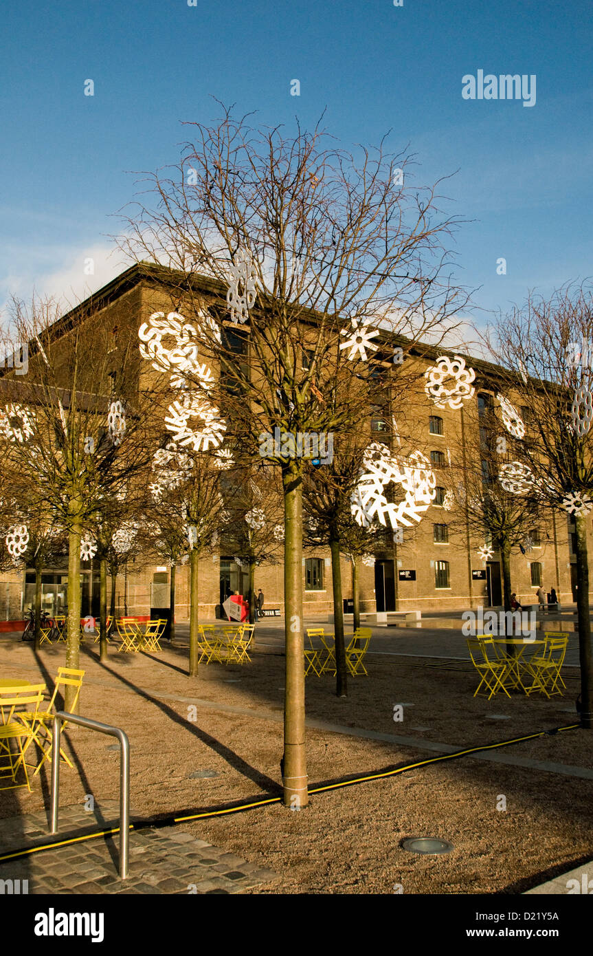 Per esterno albero decorato per il Natale con taglio di fiocchi di neve la costruzione Grannery Università delle Arti di Central Saint Martins Foto Stock
