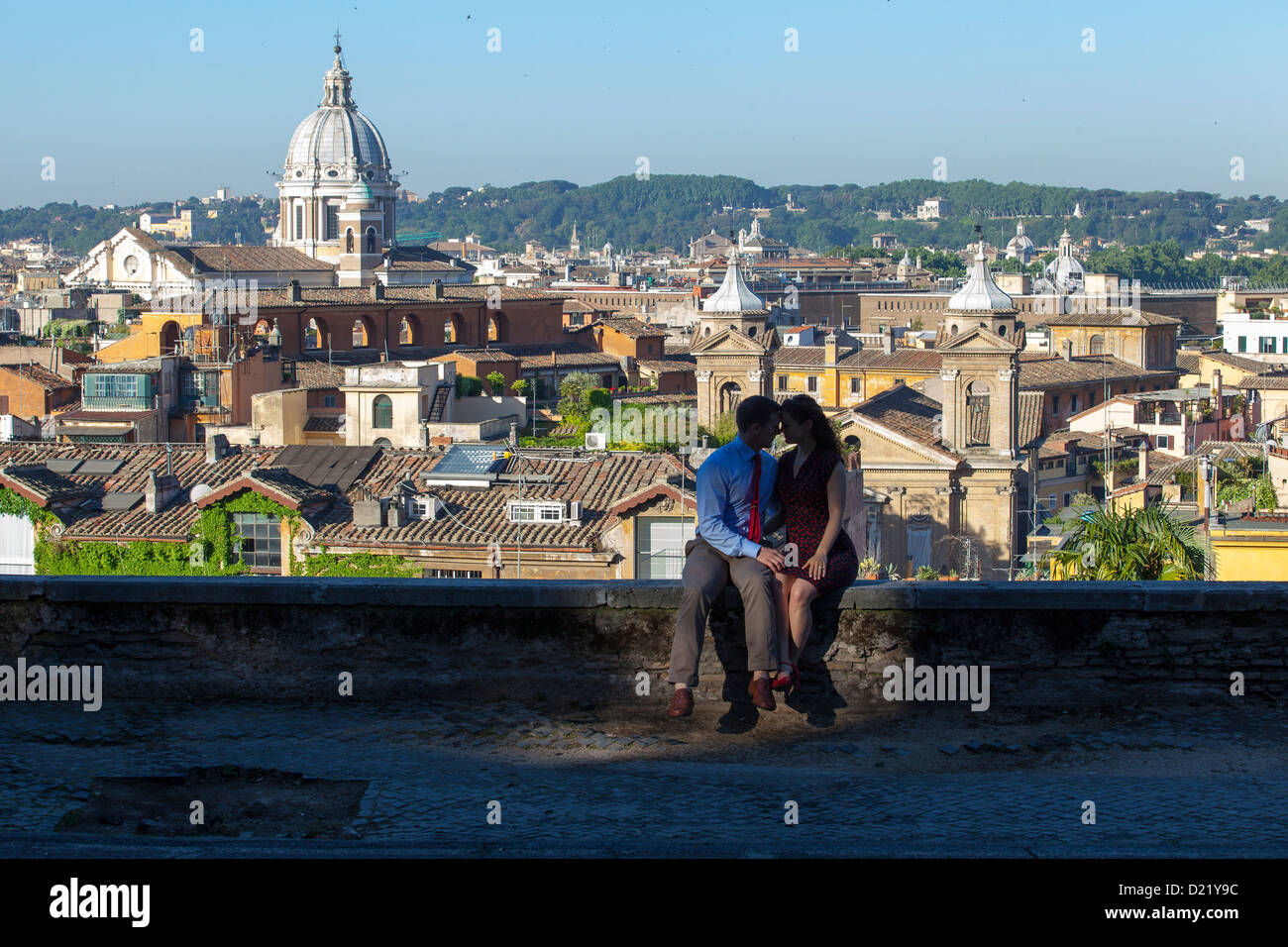 Coppia insieme oltre i tetti romani Foto Stock