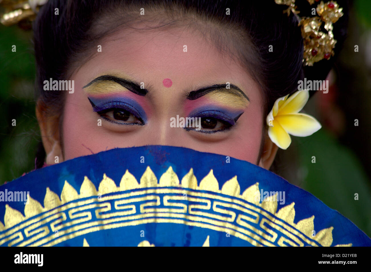 Giovane ragazza Balinese pronto per il tempio della danza Foto Stock