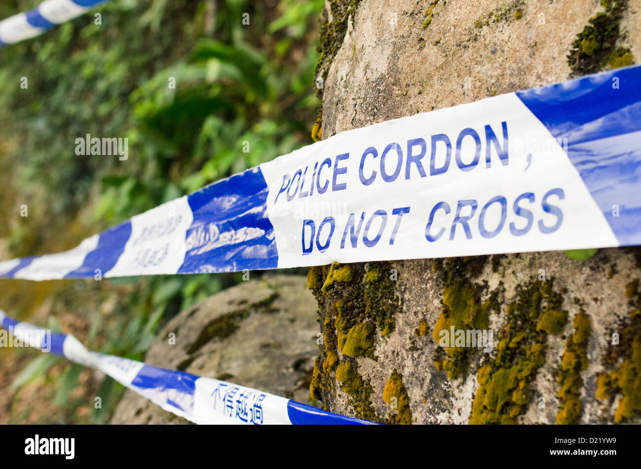 La polizia di non attraversare il nastro nella scena di un incidente di terra diapositiva. La foto è presa a Hong Kong. Foto Stock