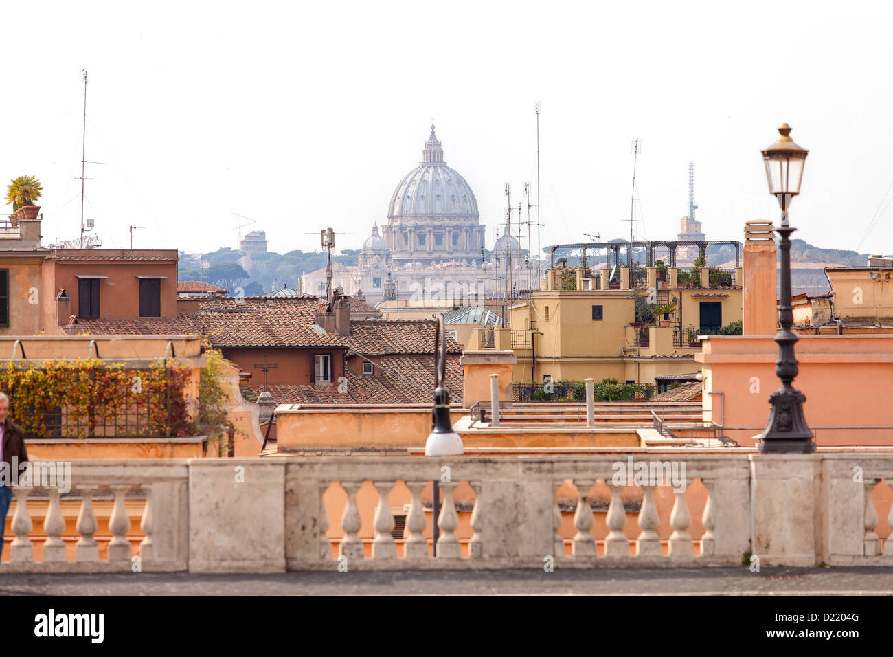 La cattedrale di San Pietro cupola in distanza Roma Italia Foto Stock