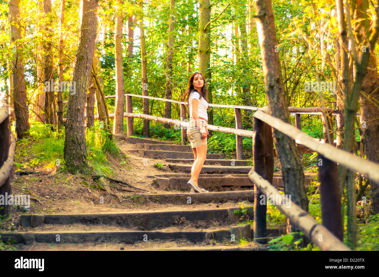 Un'immagine o ragazza camminare attraverso la foresta pathway Foto Stock