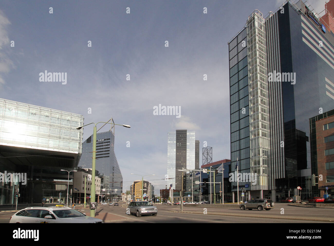 Strada con edifici moderni a Tallinn in Estonia. Il moderno vetrina edificio (a destra) è il Radisson Blu Sky Hotel in Tallinn Estonia Foto Stock