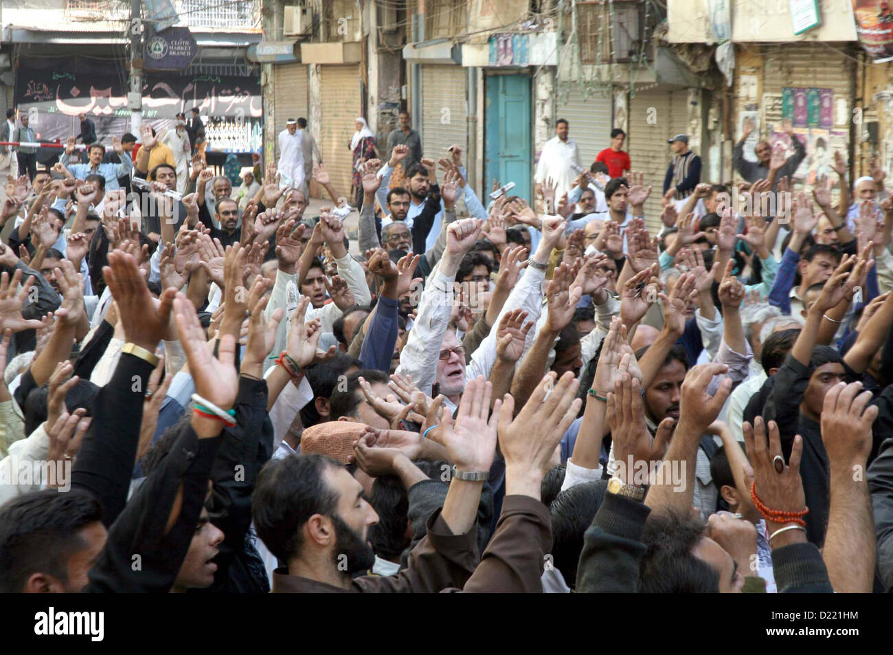 Musulmani sciiti chant slogan contro bomba a Qandhari Imambargah Alamdar Road Quetta e uccisione di numerosi musulmani sciiti lutto, durante una manifestazione di protesta a Jama Masjid Khoja Shia Ithna Asheri all area Kharadar a Karachi il Venerdì, 11 gennaio 2013. . Foto Stock