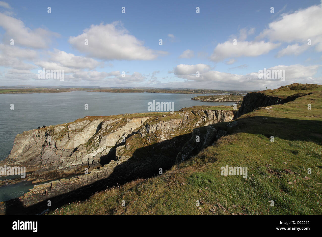 Costa rocciosa della contea di Cork guardando dal faro di Baltimora indietro verso il villaggio di Baltimora nella contea di Cork, Irlanda Foto Stock