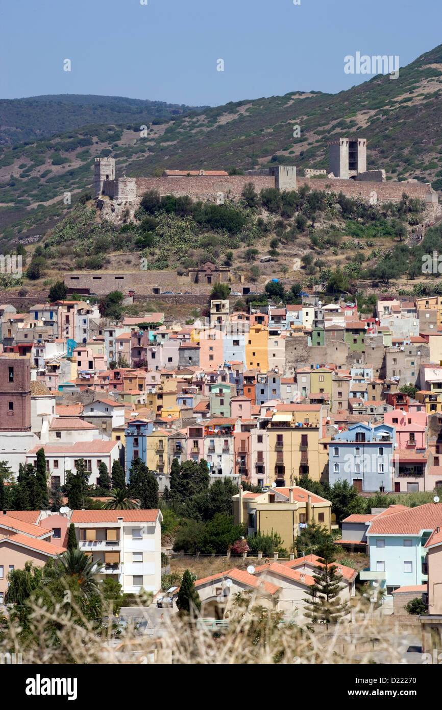 Sardegna: Bosa - Sa Costa il quartiere medievale con castello La " Castello di Malaspina' sulla cima della collina Foto Stock