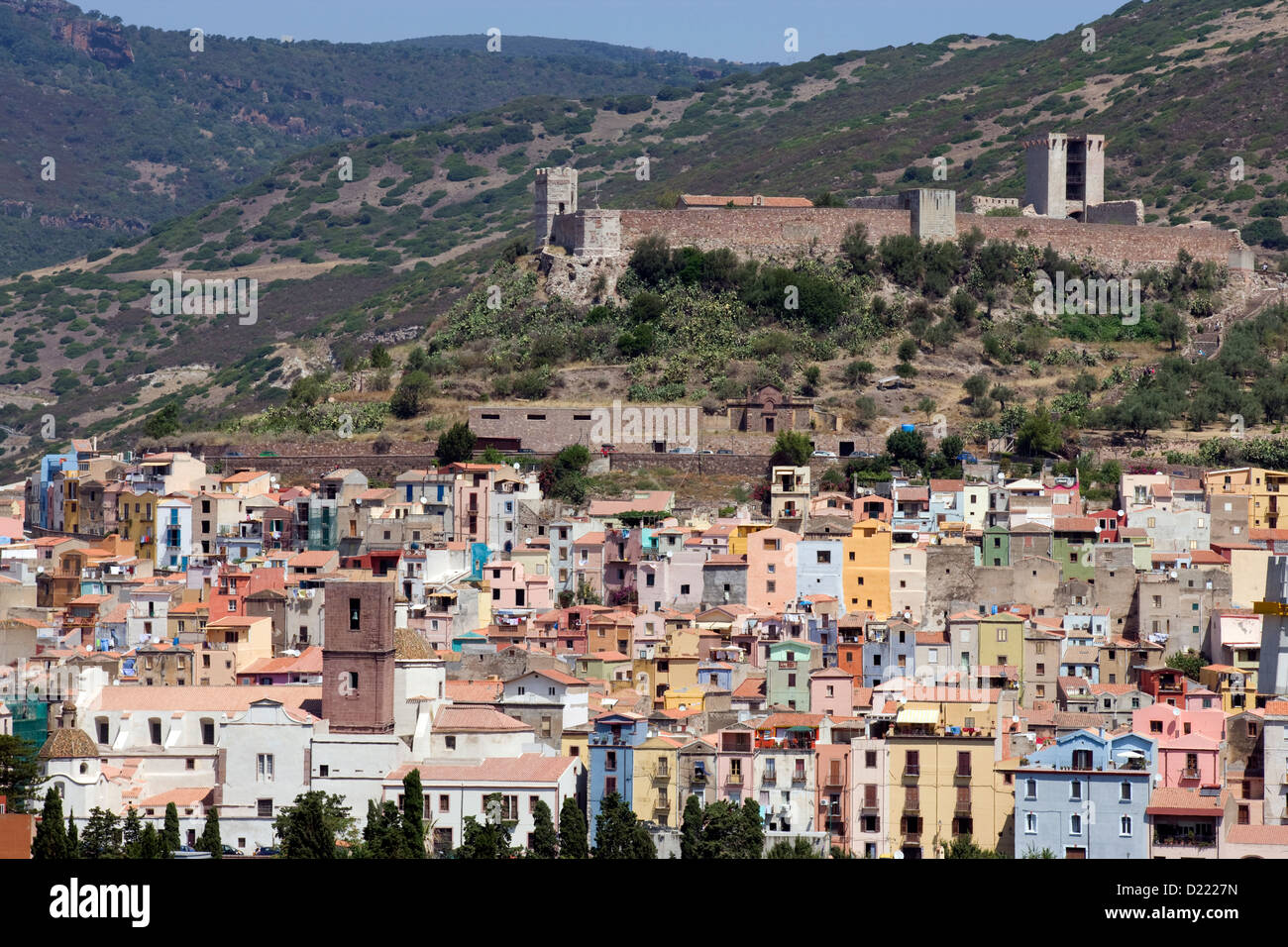 Sardegna: Bosa - Sa Costa il quartiere medievale con castello La " Castello di Malaspina' sulla cima della collina Foto Stock