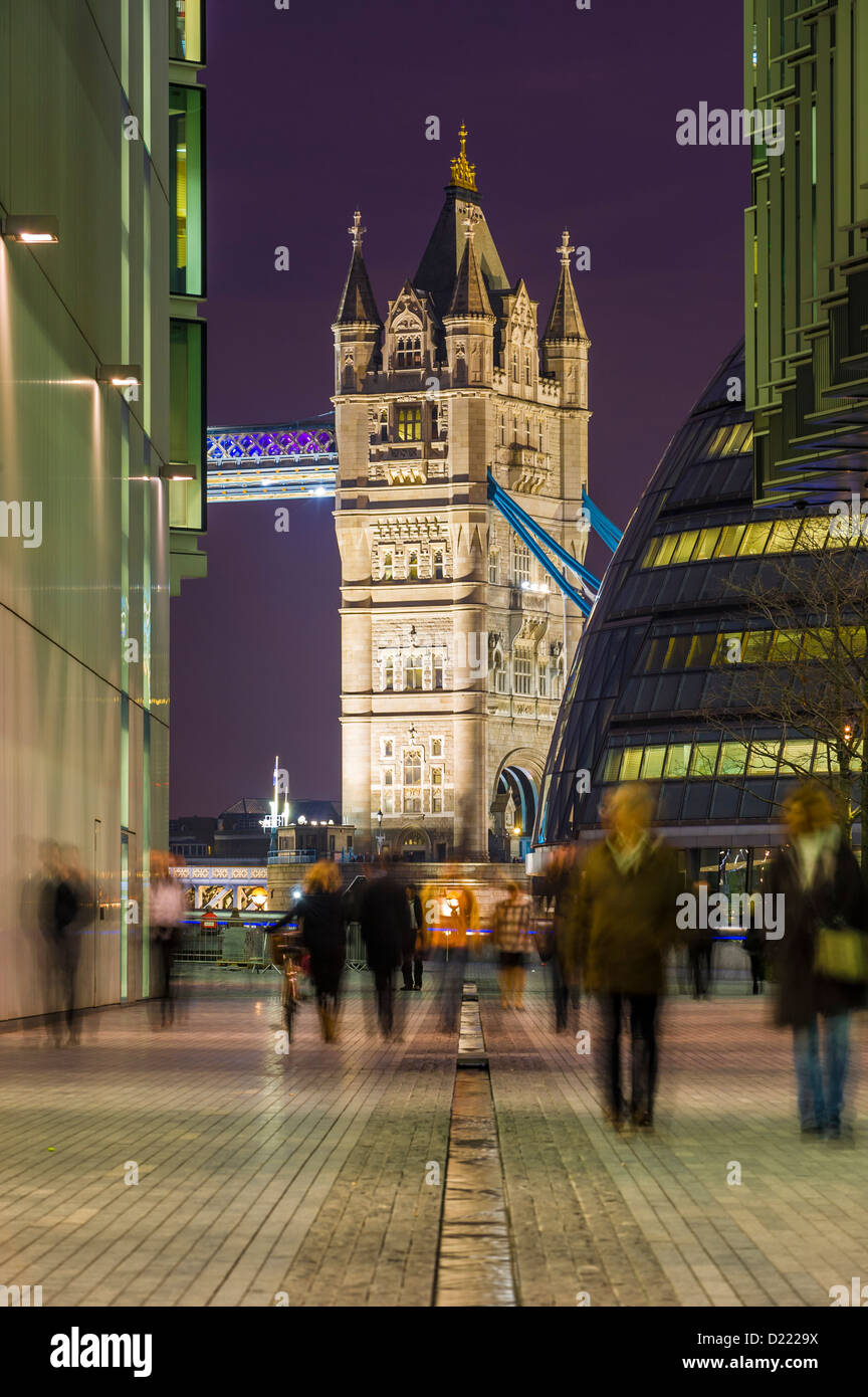 Crepuscolo presso il Municipio (Architect-Sir Norman Foster) e il Tower Bridge di Londra, Inghilterra, Regno Unito Foto Stock