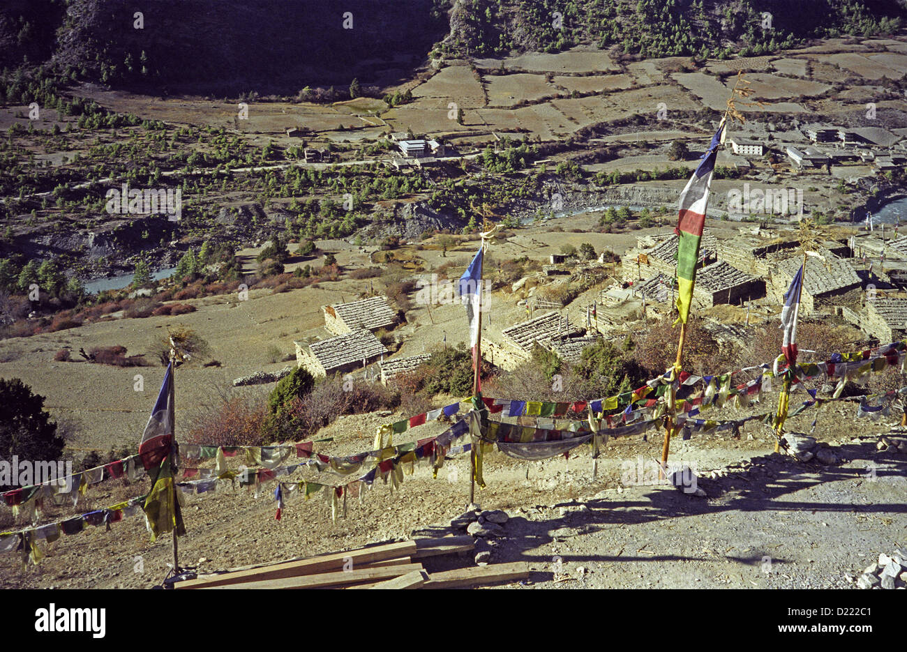 Costruito in pietra tradizionale villaggio di abbassare Pisang visto da Upper Pisang sul circuito di Annapurna Himalaya Nepal Foto Stock