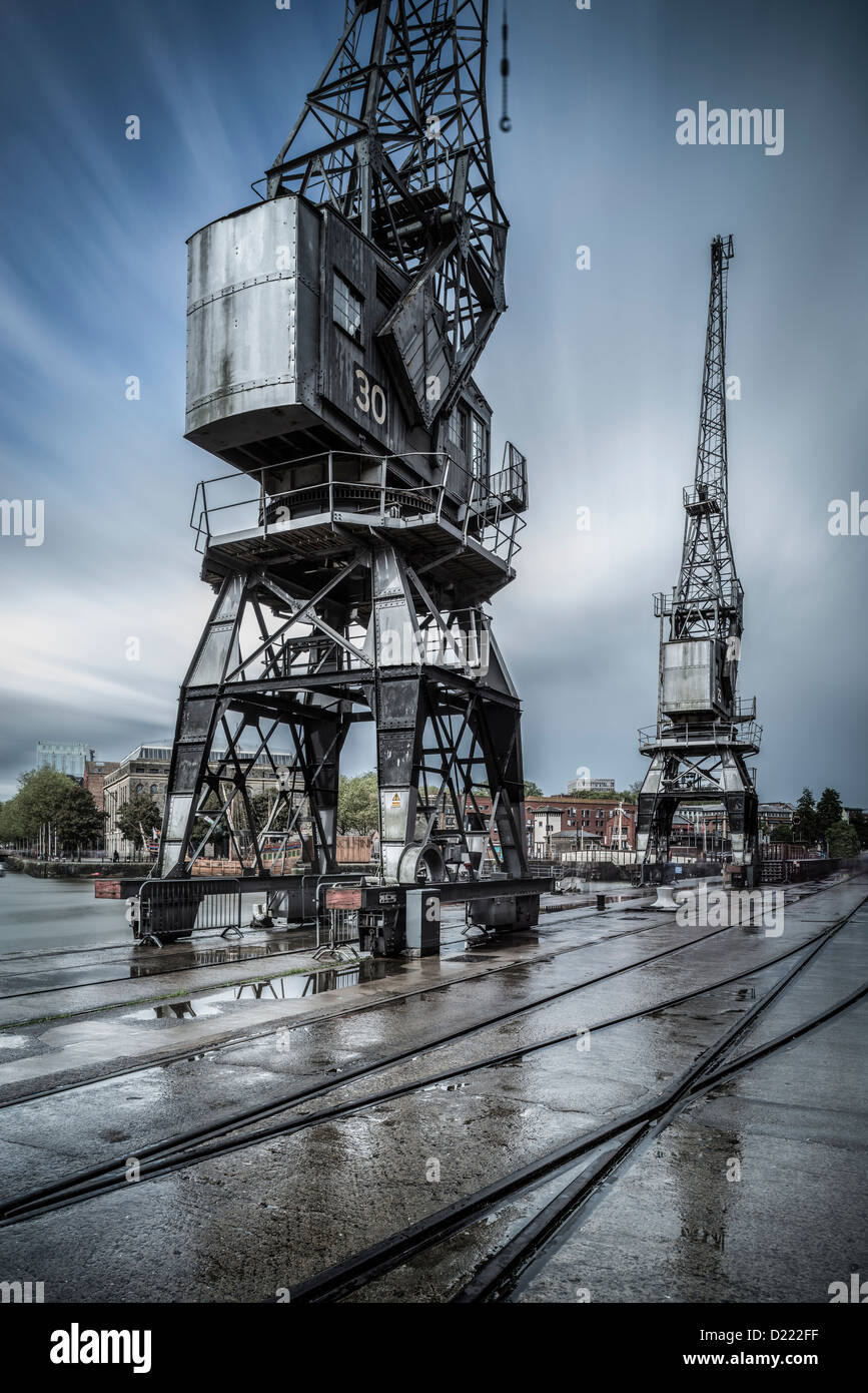 Il porto di Bristol gru e binari ferroviari dopo una tempesta di pioggia al porto di Bristol, Bristol, Regno Unito Foto Stock